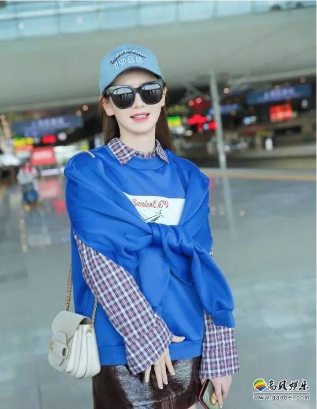 戚薇晒出巴黎美照：身穿牛仔外套和大红色长裙，时尚中又透露明艳动人