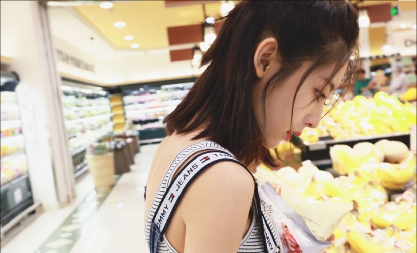 邢菲清凉写真曝光：身着休闲背带裤内衬短款背心，半扎丸子头俏皮可爱