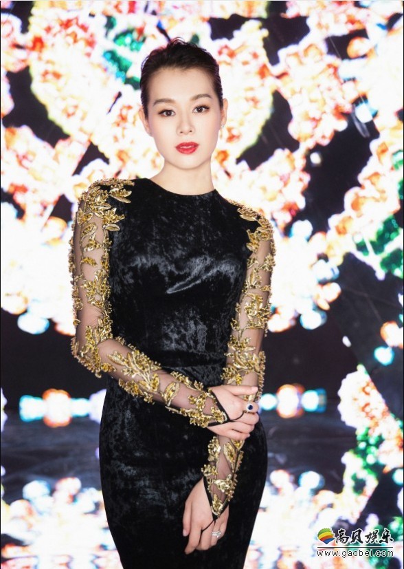 胡杏儿时尚写真曝光：镜头下的她一席人鱼修身长裙完美勾勒出身材曲线