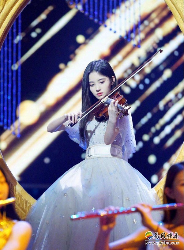 鞠婧祎晒出自拍和在舞台拉小提琴照片：白色纱裙，拉起小提琴仙气十足