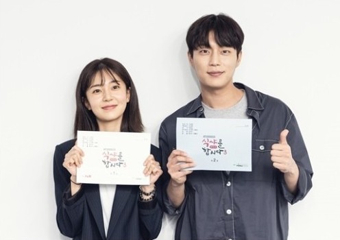 韩国演员白珍熙、尹斗俊时尚杂志最新画报公开：二人合作默契魅力迷人