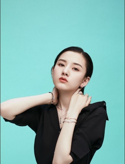 宋祖儿珠宝大片及视频曝光：她长发如瀑，身着黑色衬衫，尽显冷艳气质