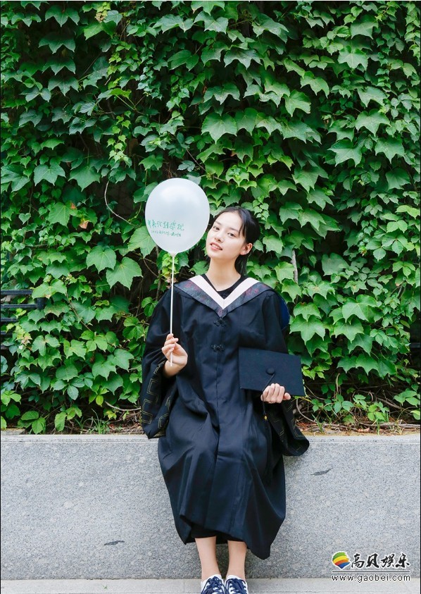 2018年毕业季：张艺上身着学士服返回母校参加毕业典礼，洋溢青春气息