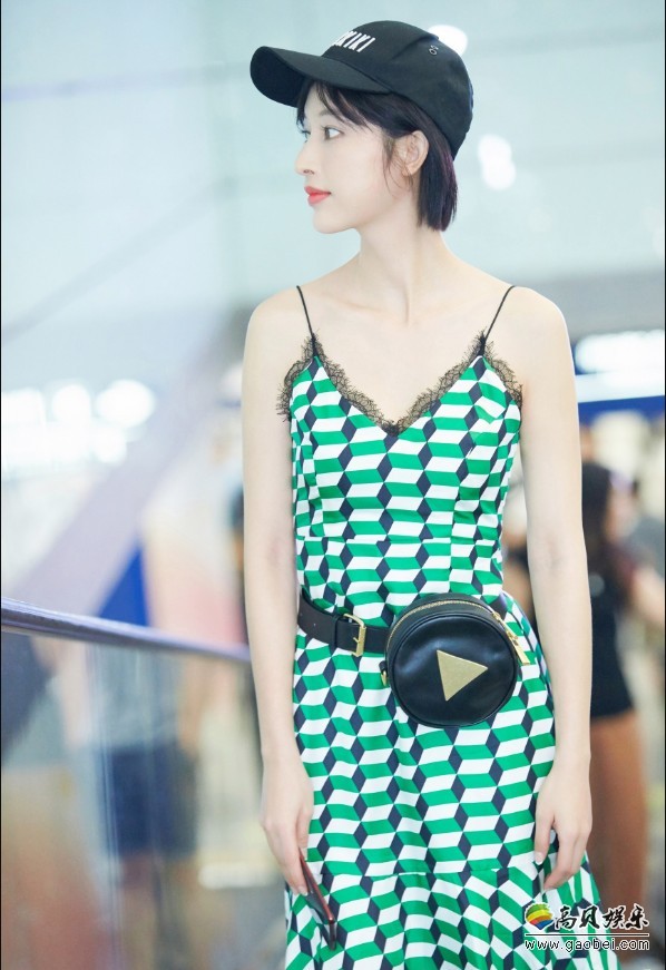 张俪身着印花吊带长裙，头戴棒球帽现身机场：面对镜头微笑！清新甜美