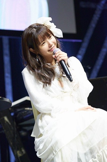 日本美女声优竹达彩奈：秀出了专门的“肉”蛋糕和大家一起庆祝生日