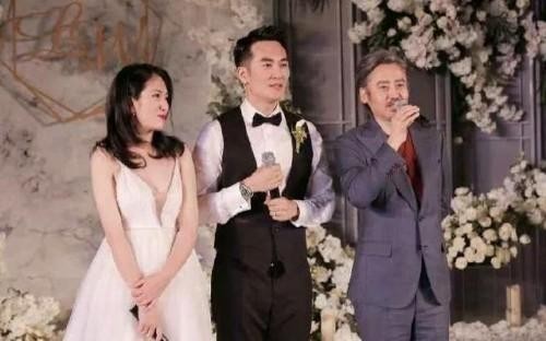 吴秀波现身婚礼晚宴：作为婚礼证婚人为经纪人王雪和演员陆思宇证婚