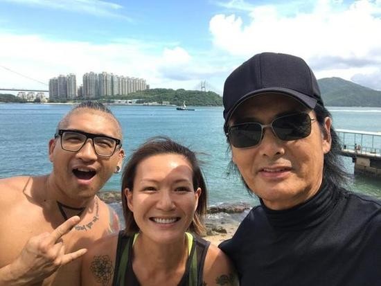 卢巧音与老公偶遇周润发三人开心合影自拍：透露周润发传授技巧自拍