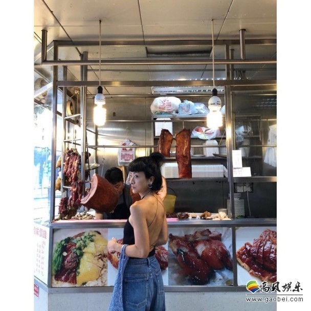 陈奕迅金曲奖三度夺得歌王宝座：太太徐濠萦买叉烧等老公返香港庆祝