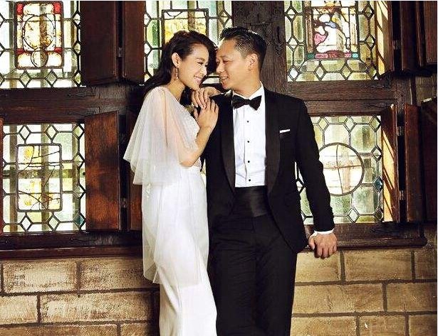 胡杏儿老公李乘德社交媒体晒为老婆提裙摆照片：犹如奴仆与主人样子