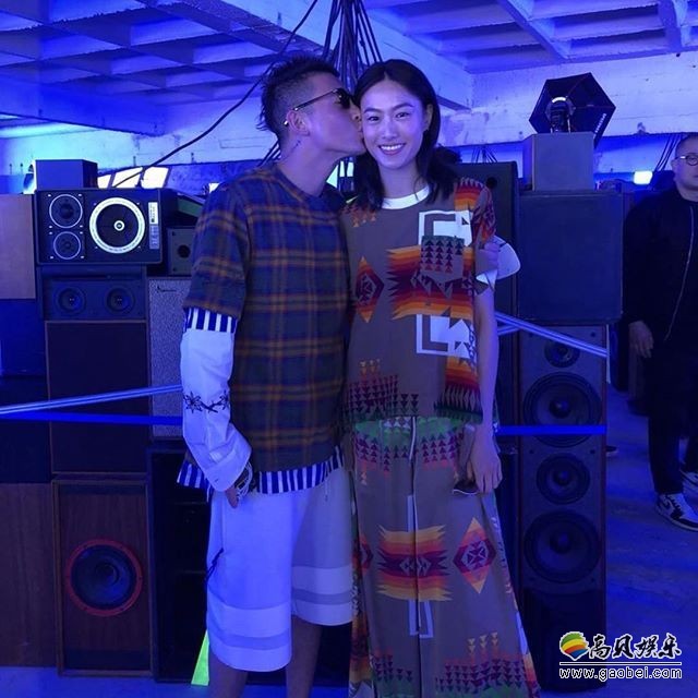 陈冠希和老婆秦舒培现身巴黎时装周秀场：抱女儿看秀，甜蜜亲吻老婆