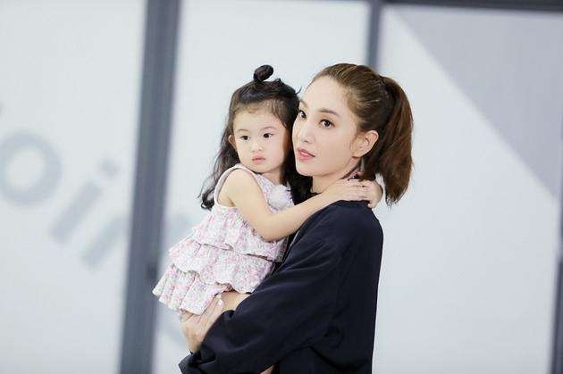 郑希怡晒出照片：带着女儿梁浸浸畅游长城，母女二人摆造型古灵精怪