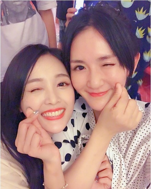 谢娜微博晒出和吴宣仪自拍：两个美少女卖萌嘟嘴，搞怪自拍网友称赞