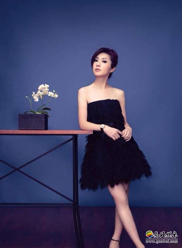 杨千嬅晒出高清写真：照片中的她造型多变，妩媚烟熏妆展示性感女人味