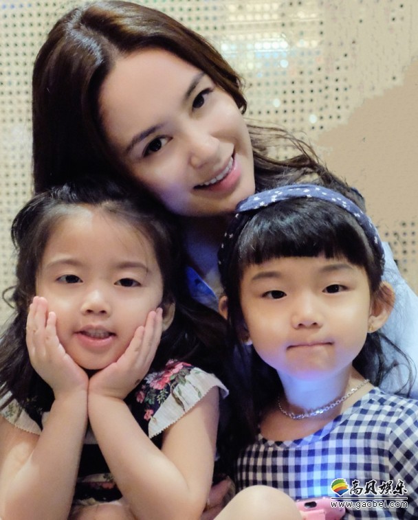 阿娇个人社交账号晒出了与萌娃合照：阿娇戴着黑帽子，露出甜笑初显母爱