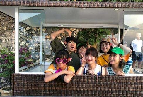 贾静雯分享带着梧桐妹和友人海岛度假照片：并表示这是专属大女儿的时光