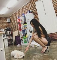 泫雅黑发红唇身穿宽松无袖背心  长腿翘臀比例逆天