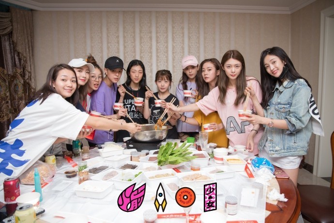 火箭少女101官博更新少女们日常，成员们素颜吃火锅！公布分配宿舍情况