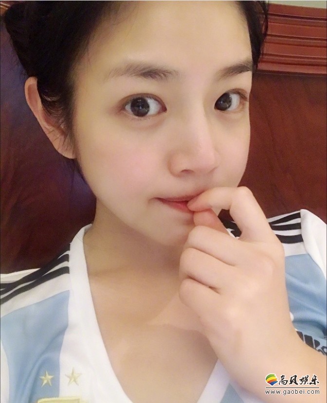 “世界杯”正在火热进行：陈妍希最爱的葡萄牙队的C罗和阿根廷队的梅西