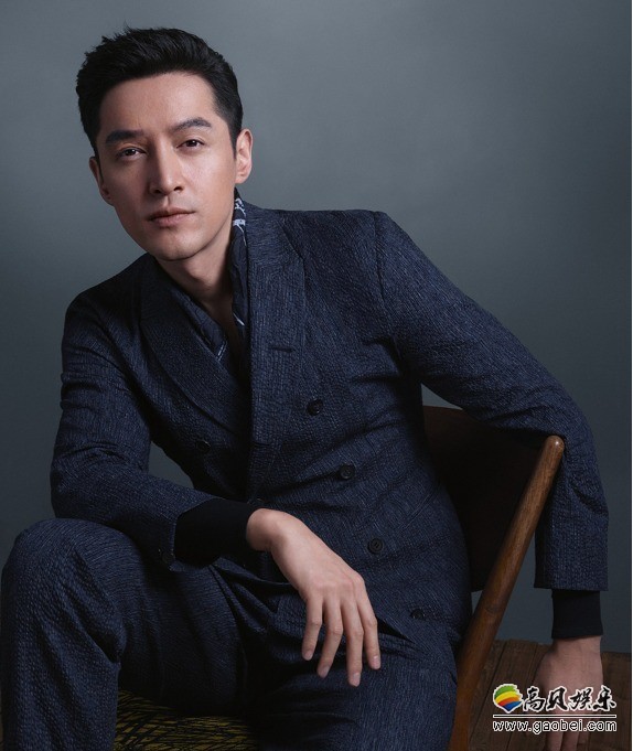胡歌单手倚靠沙发一脸惬意神情：不同以往距离感，营造出欢喜、愉悦氛围