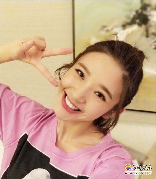 唐艺昕晒出比耶三连拍：她咧嘴大笑，阳光治愈！嘟嘴卖萌，少女feel十足
