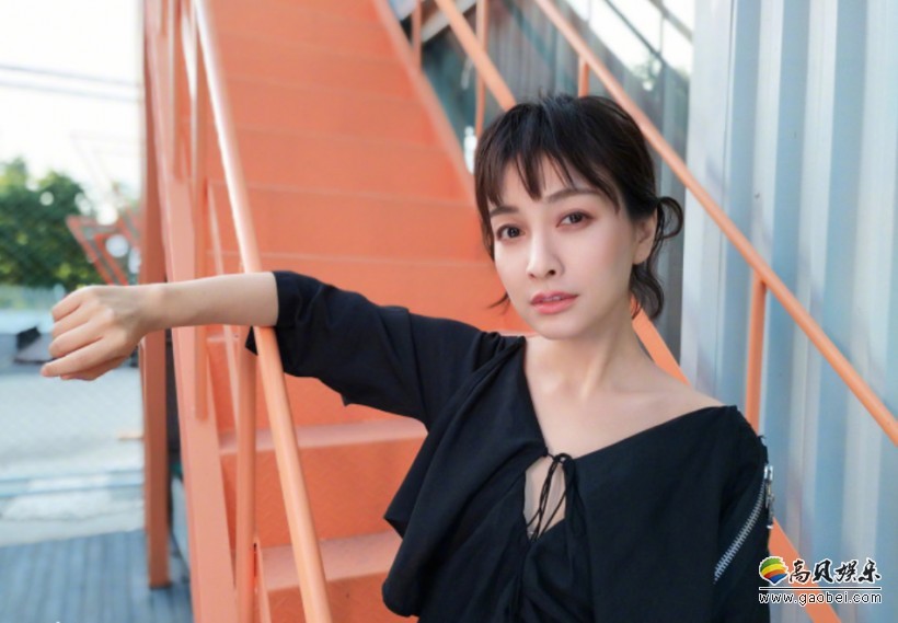 吴昕晒出美照：解锁不同的风格造型，有的高贵迷人，有的亲切似邻家女孩