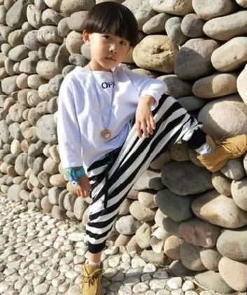 易烊千玺弟弟楠楠参加了某少儿模特大赛：楠楠面对镜头“毫不畏惧”