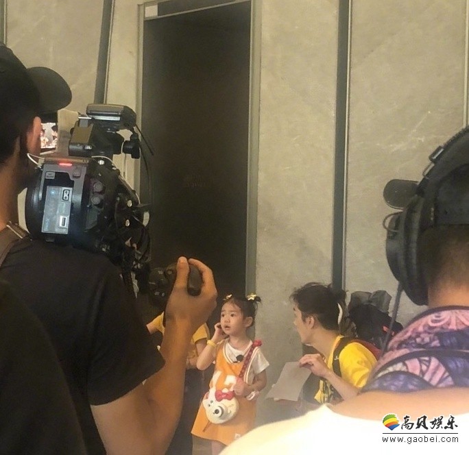 《想想办法吧爸爸》节目录制路透图：戚薇女儿Lucky可爱表情萌翻了