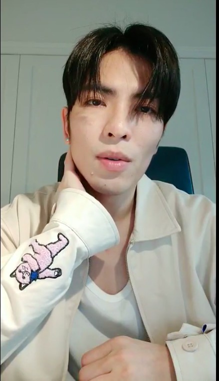 金曲结束后第三天，萧敬腾直播忍不住落泪：频频抹泪，表示压力巨大