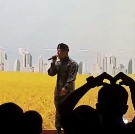 粉丝终于得知太阳近况  参加军营活动台上热唱招牌曲