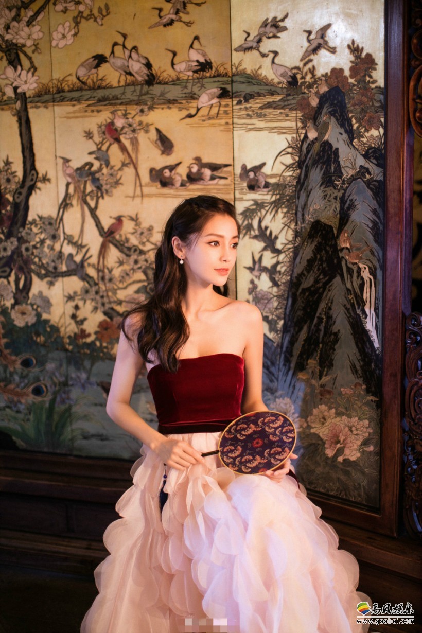 Angelababy在京出席某新品发布会：一身红白拼接抹胸裙，尽显古典娇俏