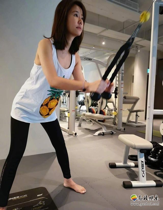 林心如晒出运动健身照片：她素颜出镜，依次挑战多个健身项目，香汗淋漓