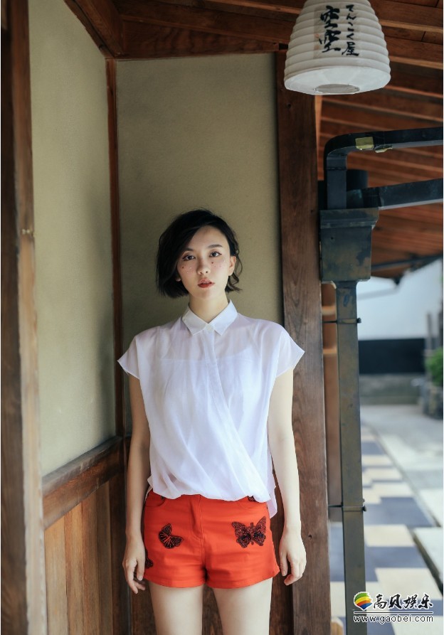 吕佳容时尚写真曝光：身穿白色衬衫，橘色短裤的她，笑容甜美，活泼开朗