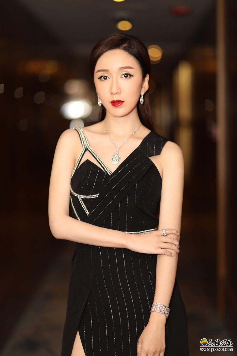 娄艺潇微博晒美照：身穿黑色曳地礼服裙，腰肢纤细，烈焰红唇，玉腿抢镜