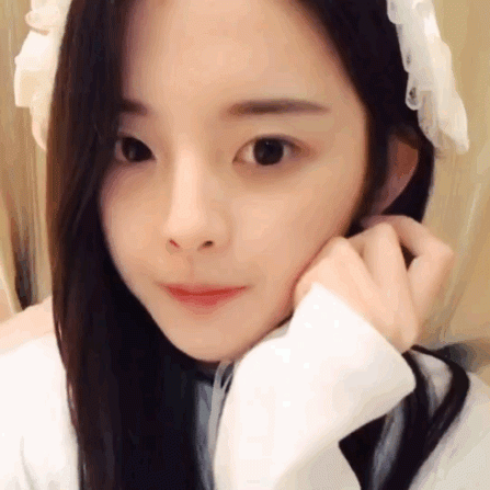 杨超越晒出可爱wink动图合集：对着镜头上演可爱歪头杀！眨眼wink卖萌