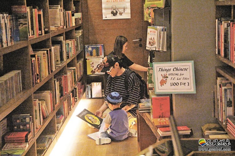 杜德伟一家三口来到图书馆一起温馨看书：目的当然是培养儿子的看书兴趣