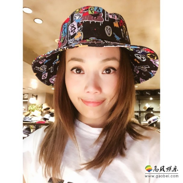 容祖儿晒出自拍照：一个人去吃韩国烧烤记录吃东西过程，似乎相当享受