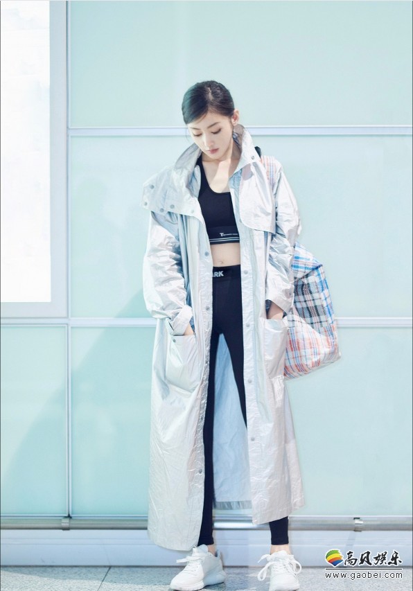 张天爱现身机场：黑色健身服细腰腿长好身材，干净清爽LOOK酷帅十足