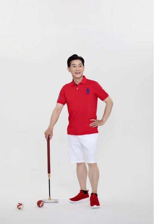 六小龄童微博晒出运动写真：他身穿红色运动装，健步如飞造型十分精神