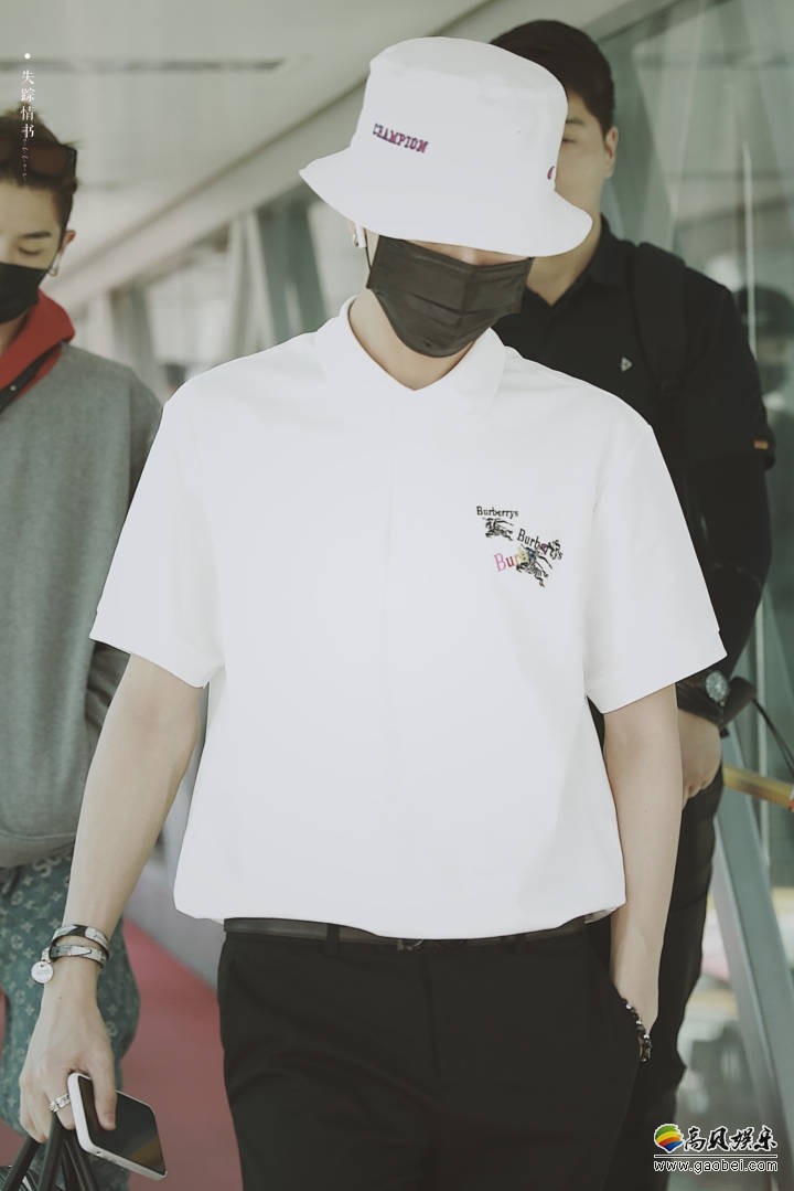 林彦俊由机场出发：白T渔夫帽装扮帅气有型。不过这鞋底却沾上口香糖