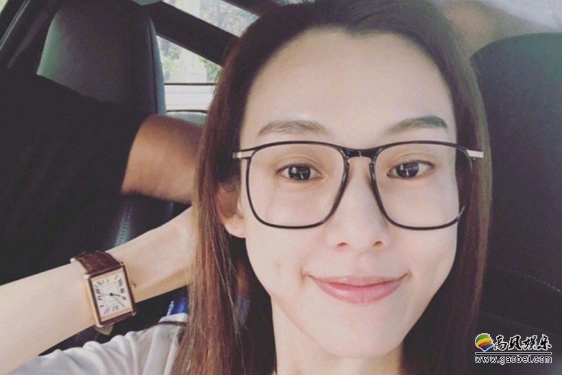 范玮琪晒出自拍美照：照片中，范玮琪素颜出镜，身着白色T恤简单大方