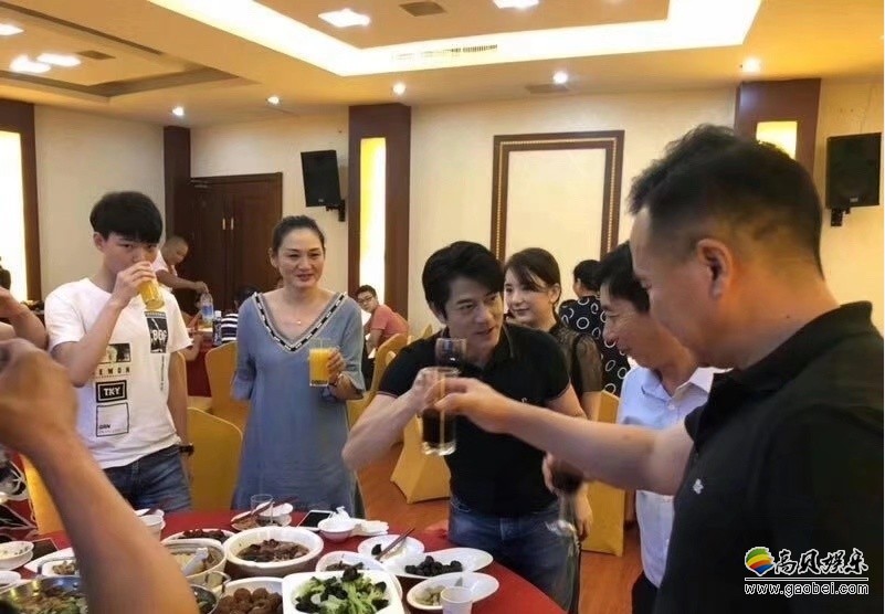 网友在微博上曝料：郭富城和妻子方媛在芜湖某酒店为爱女Chant办酒席