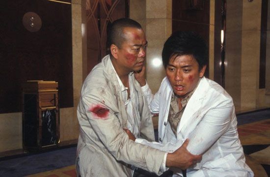 黄宗泽晒出欧阳震华合照：二人鼻孔对着镜头，做出惊讶表情，画面逗趣