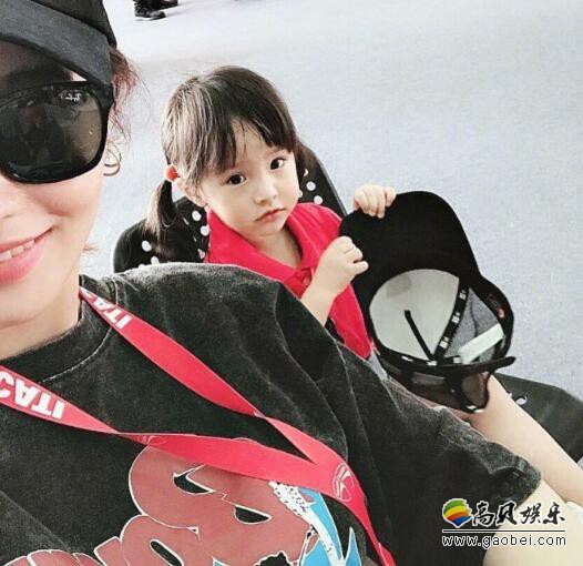 欧弟晒出照片：化身帅气摩托车手！和老婆郑云灿、女儿jojo依偎合影