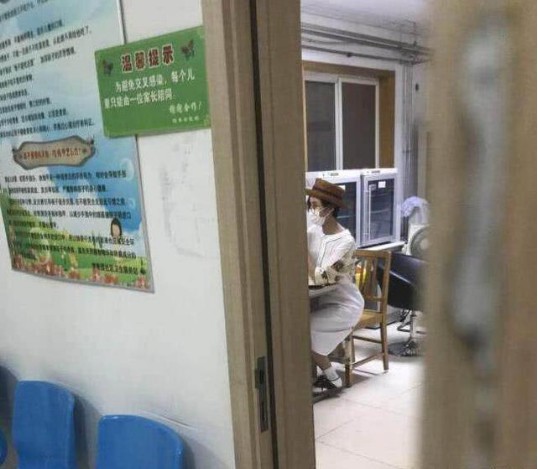 网友偶遇张歆艺社区卫生站办母子健康手册：张歆艺衣着宽松疑似怀孕