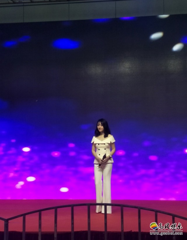 杨钰莹现身无锡参加了某活动：身穿白色露肩装，整个人看上去精神十足