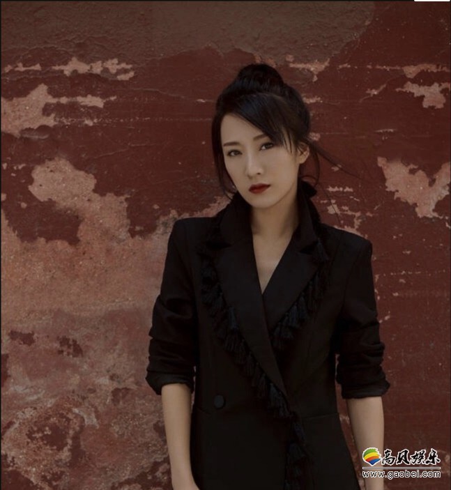 李念曝光多组古风时尚造型：在京城的红墙灰瓦下，古典美人惊艳了时光