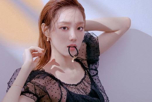 韩国演员李圣经时尚品牌画报公开：黑色透视波点罩衫佩戴金色玫瑰首饰