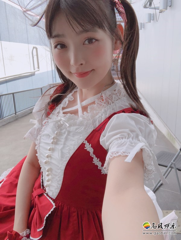 上坂堇出席活动身着红白LOLI装：洛丽塔风格，乖巧可爱！粉嫩诱人