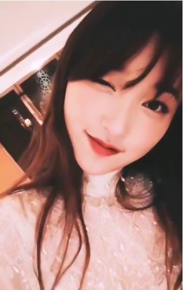 金莎发布视频配文“武汉Wink”：通过自拍角度对自己侧颜以及正脸拍摄