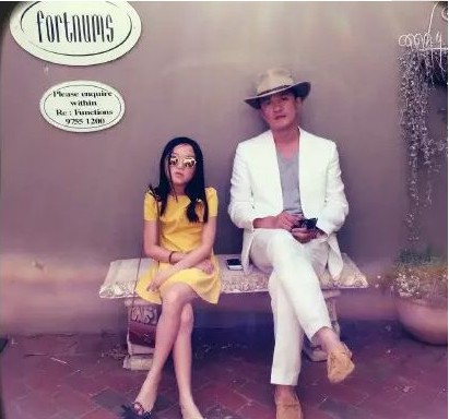 李亚鹏晒出带着女儿李嫣回乡照片：父女俩骑车玩耍，体验农家惬意生活